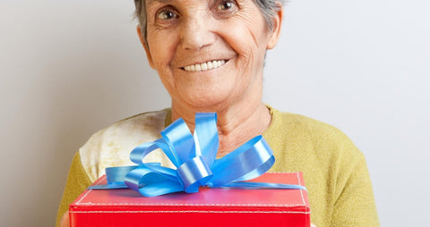 Soprende a tu familiar adulto mayor con estos regalos