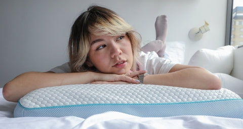 mujer abrazando almohada 